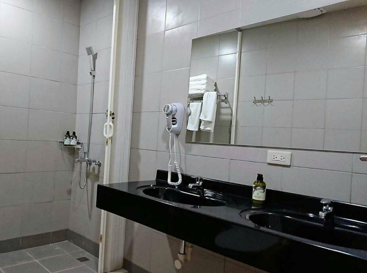 Temple Side Hostel Đài Nam Ngoại thất bức ảnh