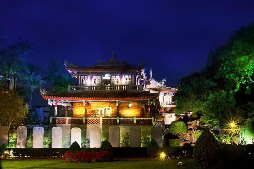 Temple Side Hostel Đài Nam Ngoại thất bức ảnh