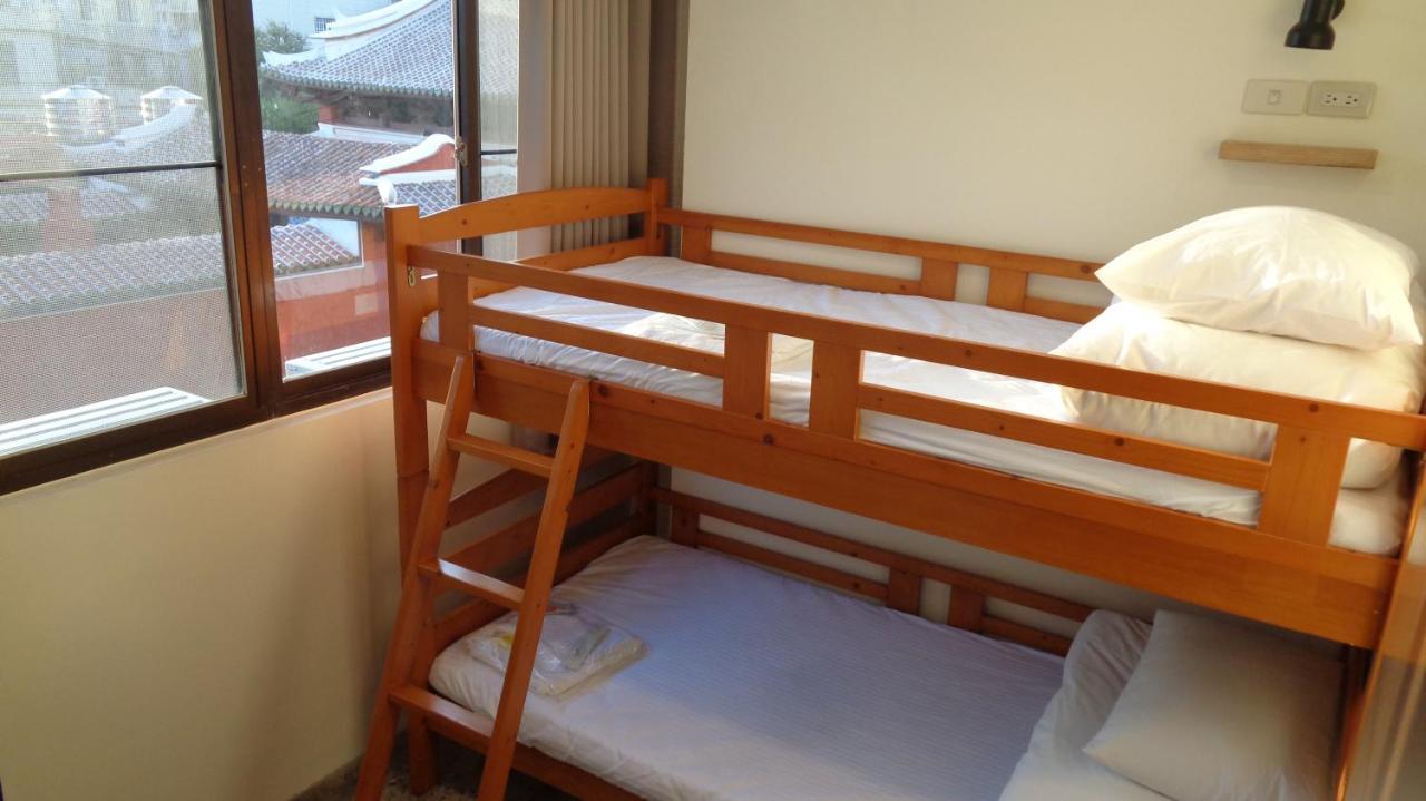 Temple Side Hostel Đài Nam Ngoại thất bức ảnh